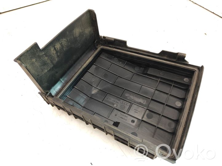 Volkswagen Caddy Fuse box cover 1K0937132F