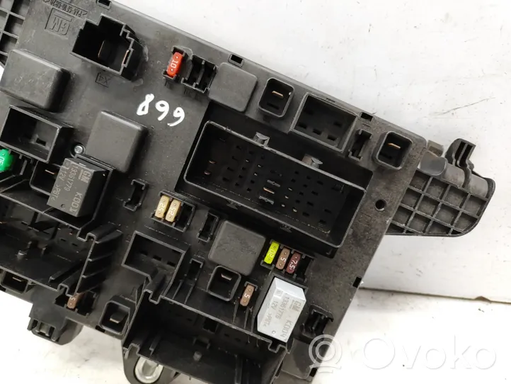 Opel Astra J Module de fusibles 13343950