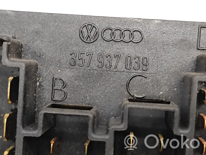 Volkswagen Golf III Module de fusibles 357937039