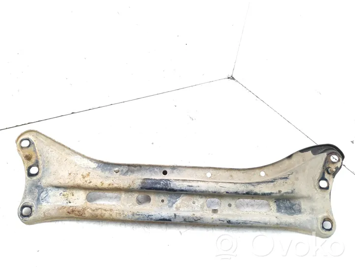 Mazda 626 Staffa del pannello di supporto del radiatore 8D10A