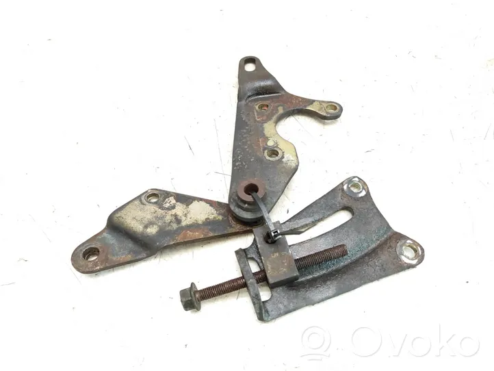 Mazda 626 Support de pompe de direction assistée 84083242