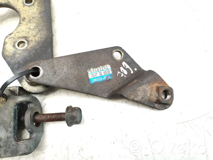 Mazda 626 Supporto di montaggio della pompa del servosterzo 84083242