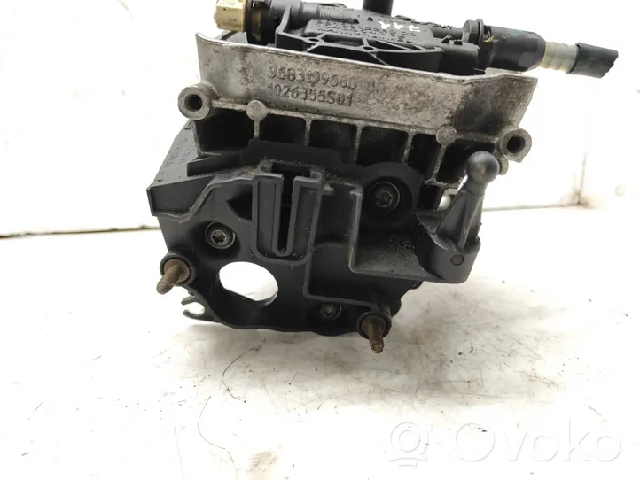 Peugeot 508 RXH Boîtier de filtre à carburant 9813802280