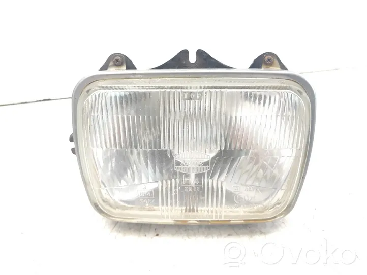 Mazda B series UF Lampa przednia 04R7104R20