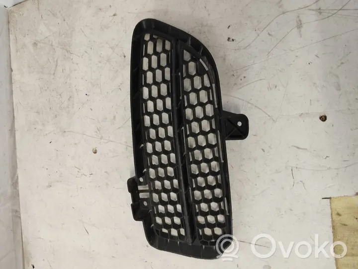 Volkswagen Touareg I Rejilla inferior del parachoques delantero 7L6853665B