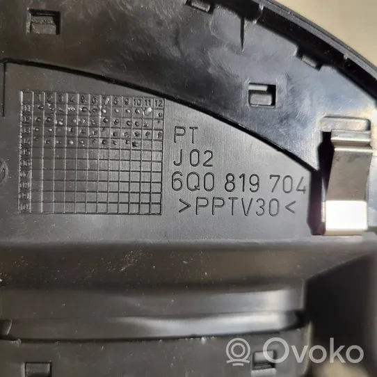 Volkswagen Polo Kojelaudan sivutuuletussuuttimen kehys 6Q0819704