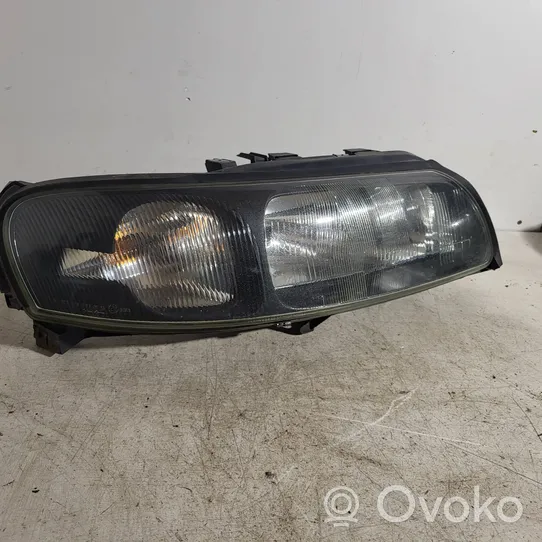 Volvo V70 Передняя фара 8693548