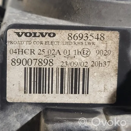 Volvo V70 Lampa przednia 8693548