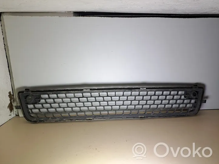 Volvo V70 Etupuskurin alempi jäähdytinsäleikkö 30763113