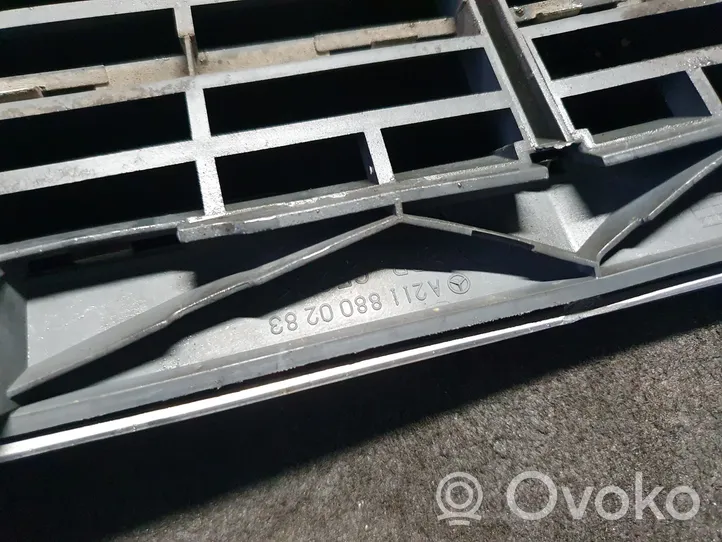 Mercedes-Benz E W211 Grille calandre supérieure de pare-chocs avant A2118800283
