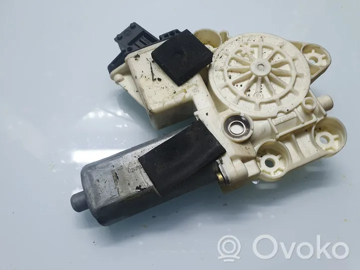 Opel Signum Moteur de lève-vitre de porte avant 0130822011