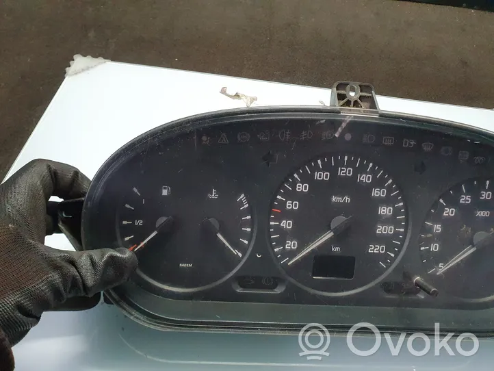 Renault Clio I Compteur de vitesse tableau de bord 215781612