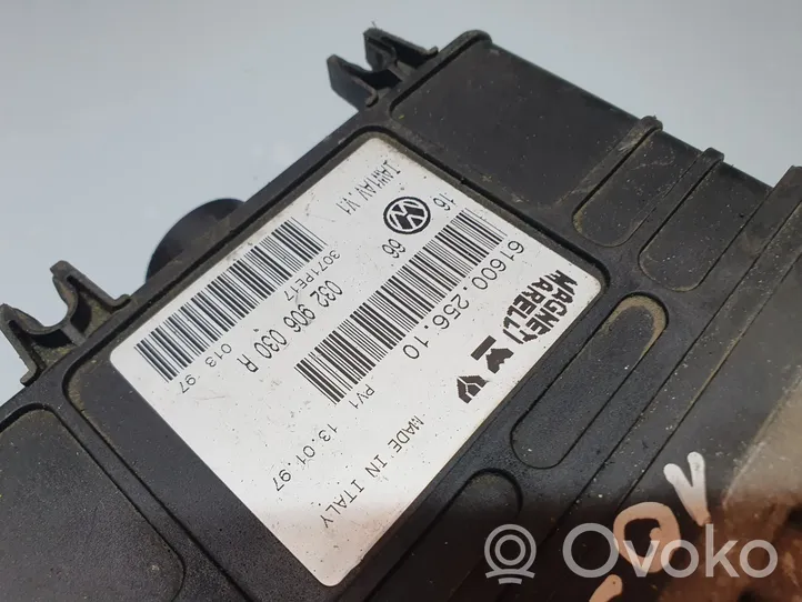 Volkswagen Golf III Calculateur moteur ECU 032906030R