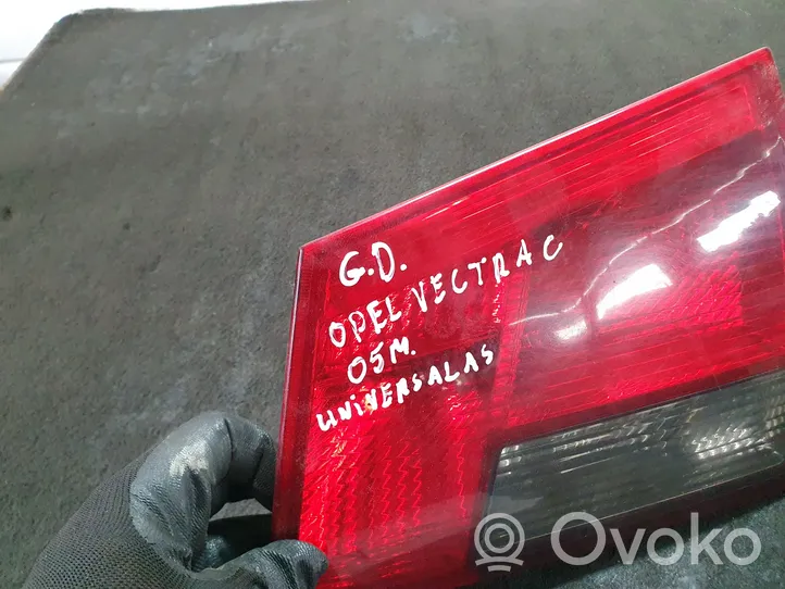 Opel Vectra C Lampy tylnej klapy bagażnika 13184025