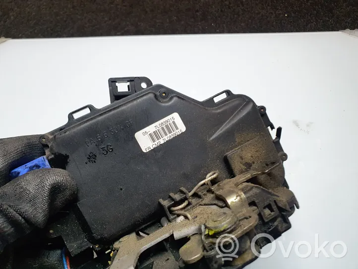 Volkswagen PASSAT B6 Rear door lock 7L0839015