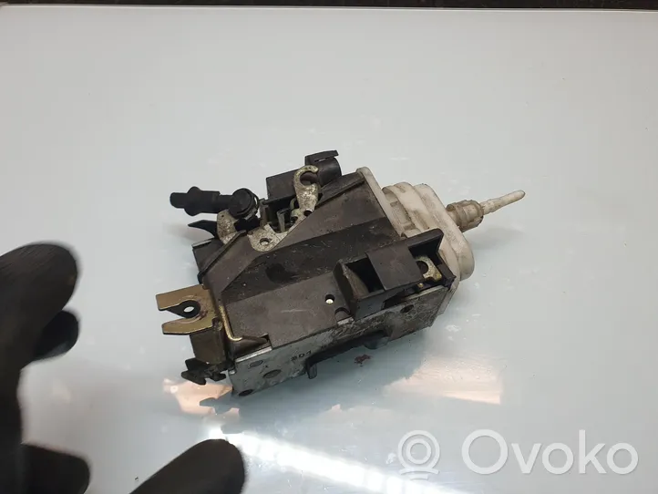 Audi A4 S4 B5 8D Serratura portiera anteriore 8D1837016E