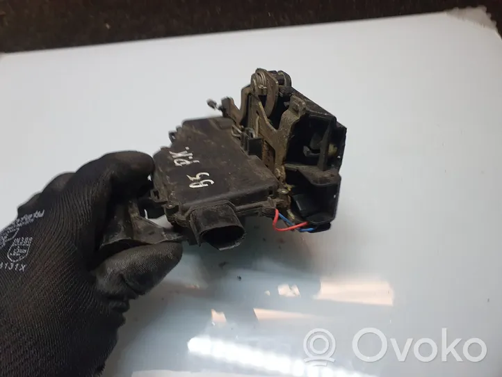 Volkswagen PASSAT B5 Front door lock 3B0837