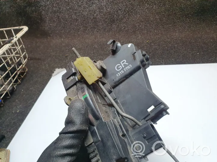 Opel Vectra C Front door lock 13157763