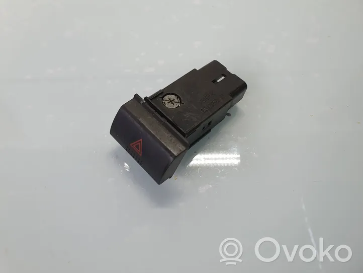 Toyota Avensis T220 Botón interruptor de luz de peligro 153309