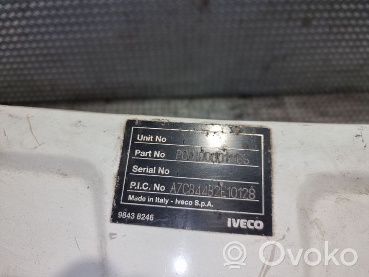 Iveco Daily 30.8 - 9 Rejilla delantera P001000011165