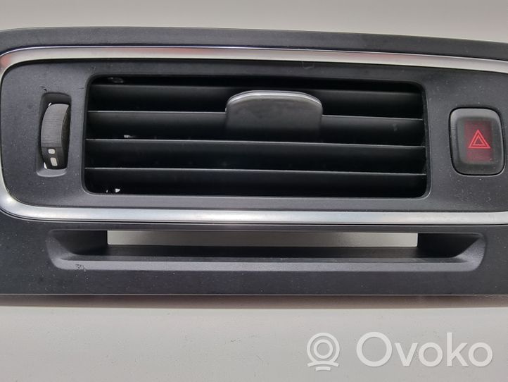 Volvo V60 Centrinės oro grotelės 30791699