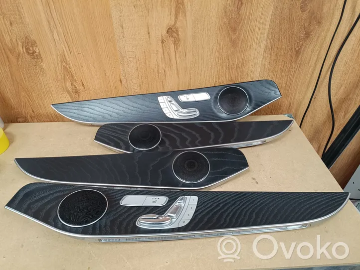 Mercedes-Benz GLC X253 C253 Set di rivestimento del pannello della portiera A2057202889