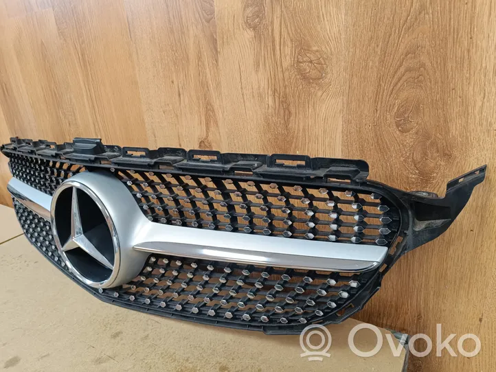 Mercedes-Benz C W205 Etupuskurin ylempi jäähdytinsäleikkö A2058804383