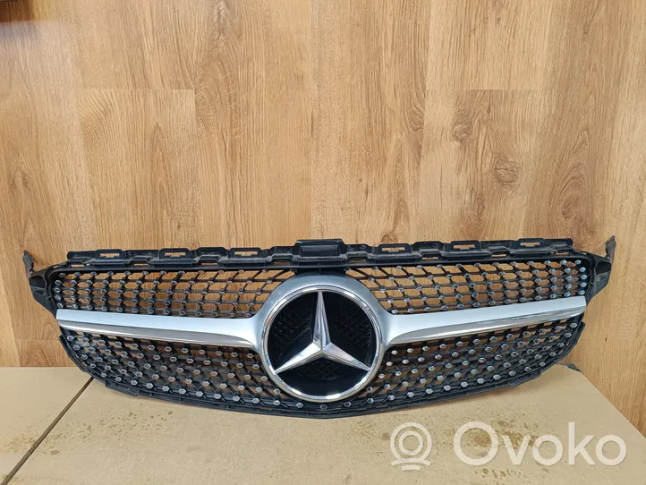 Mercedes-Benz C W205 Etupuskurin ylempi jäähdytinsäleikkö A2058804383