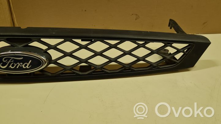 Ford Focus Grille calandre supérieure de pare-chocs avant 2M518200