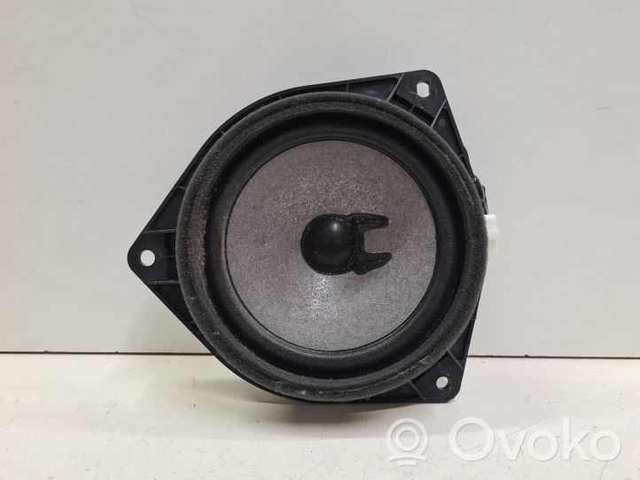 Toyota Corolla Verso E121 Enceinte de porte arrière 861600F030