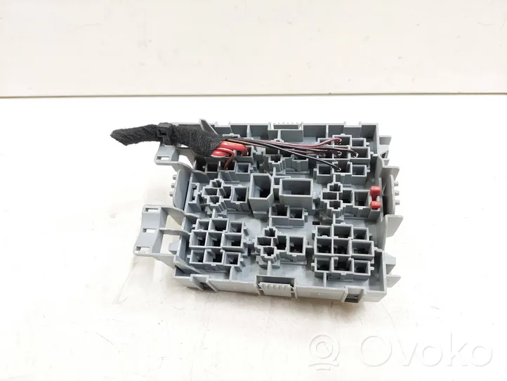 Volkswagen Touareg I Relay mounting block 7L0937503A