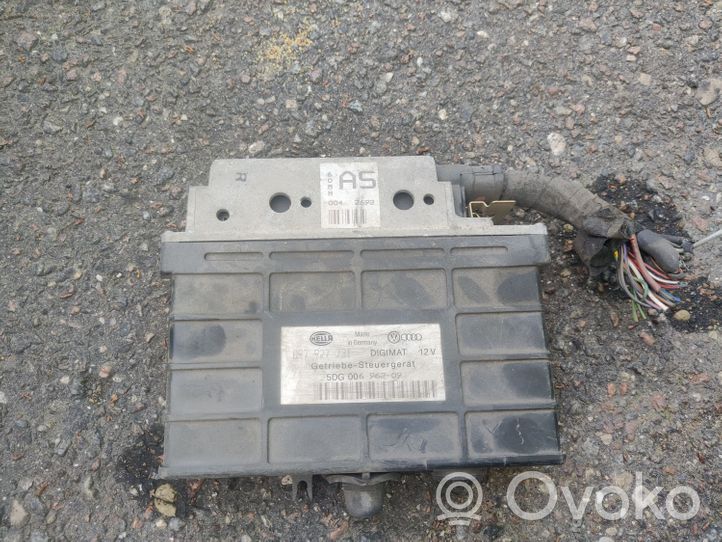 Volkswagen PASSAT B4 Module de contrôle de boîte de vitesses ECU 5DG00696209