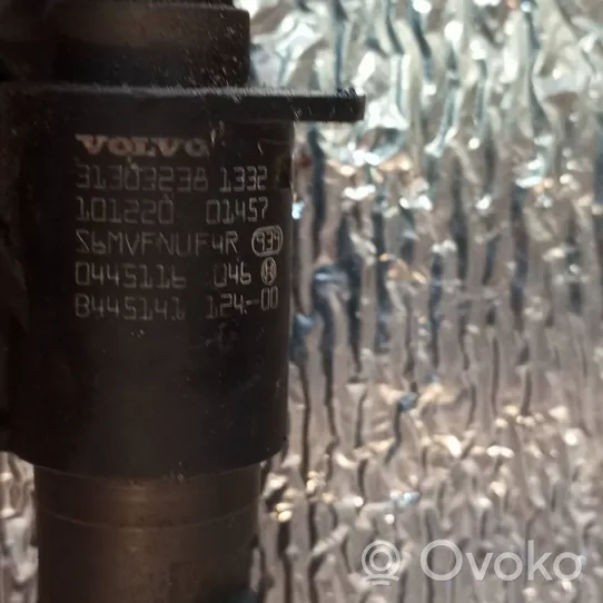 Volvo V70 Injecteur de carburant 31303238