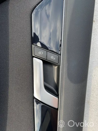Mercedes-Benz C W204 Boczki / Poszycie drzwi przednich A2045402210