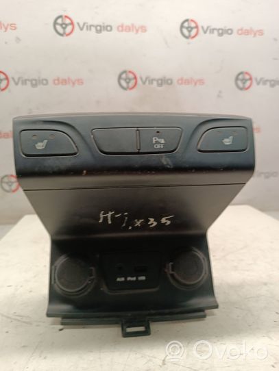 Hyundai ix35 Connettore plug in AUX 961102s000