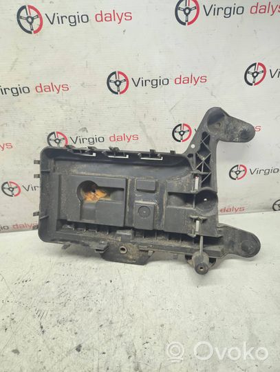 Volkswagen PASSAT B6 Battery tray 1K0915333B