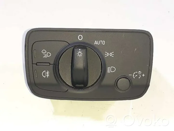 Audi Q2 - Interrupteur d'éclairage de la cabine dans le panneau 