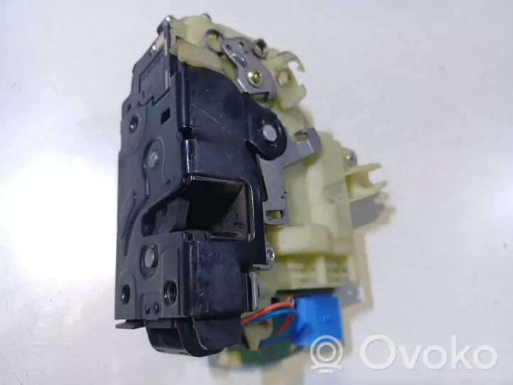 Volkswagen Multivan T5 Front door lock 7E1837015A