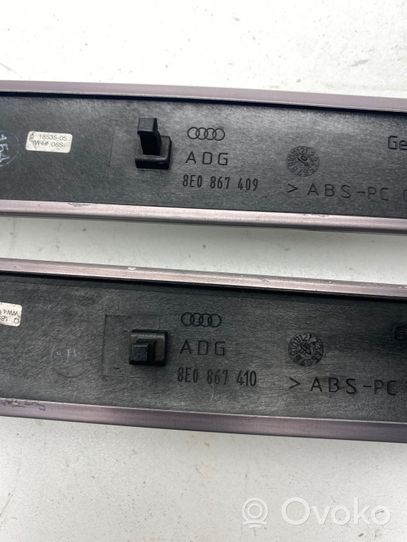 Audi A4 S4 B7 8E 8H Barra di rivestimento della portiera anteriore 8E0867409