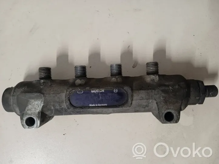 Audi A8 S8 D2 4D Tuyau de conduite principale de carburant 057130089A