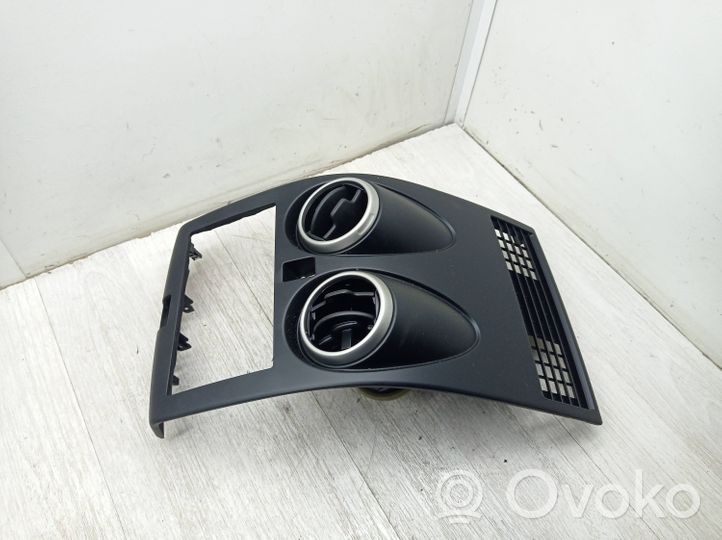 Nissan Qashqai Radion/GPS-laitteen pääyksikön kehys P10381A77100