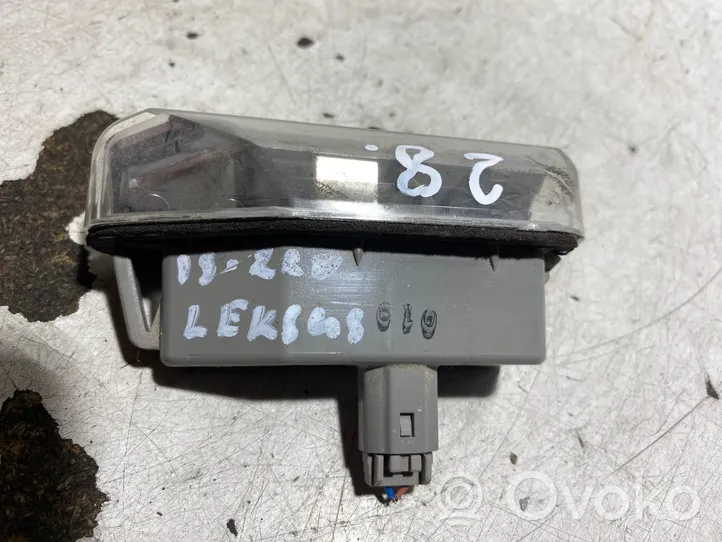 Lexus IS 220D-250-350 Lampa oświetlenia tylnej tablicy rejestracyjnej E130651