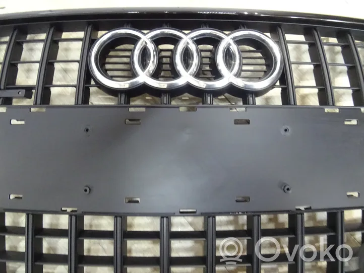 Audi Q7 4L Grotelės viršutinės 4L0807651J