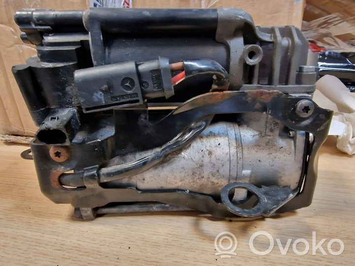 Mercedes-Benz C W205 Compressore/pompa sospensioni pneumatiche A2053200104