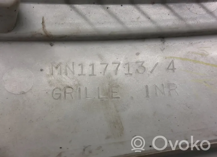 Mitsubishi Pajero Atrapa chłodnicy / Grill MN117713