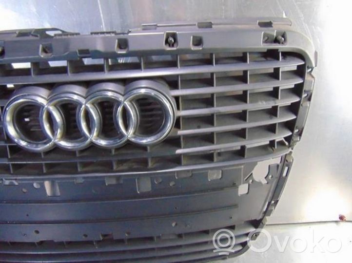 Audi A8 S8 D4 4H Grotelės viršutinės 