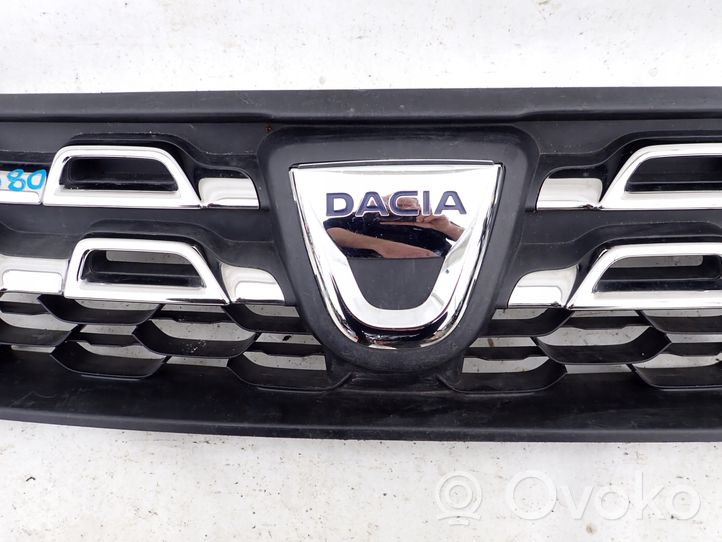 Dacia Duster Maskownica / Grill / Atrapa górna chłodnicy 623100838R