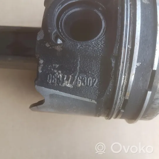 Opel Astra J Tłok 0687776302