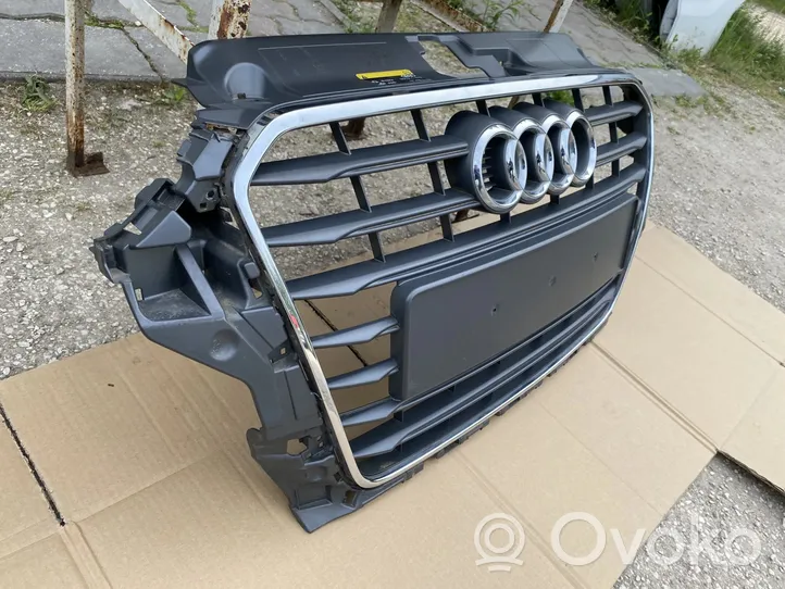 Audi A3 8Y Grotelės priekinės 8V5853651