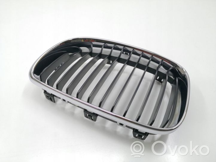 BMW 1 E82 E88 Grille calandre supérieure de pare-chocs avant 51137197655